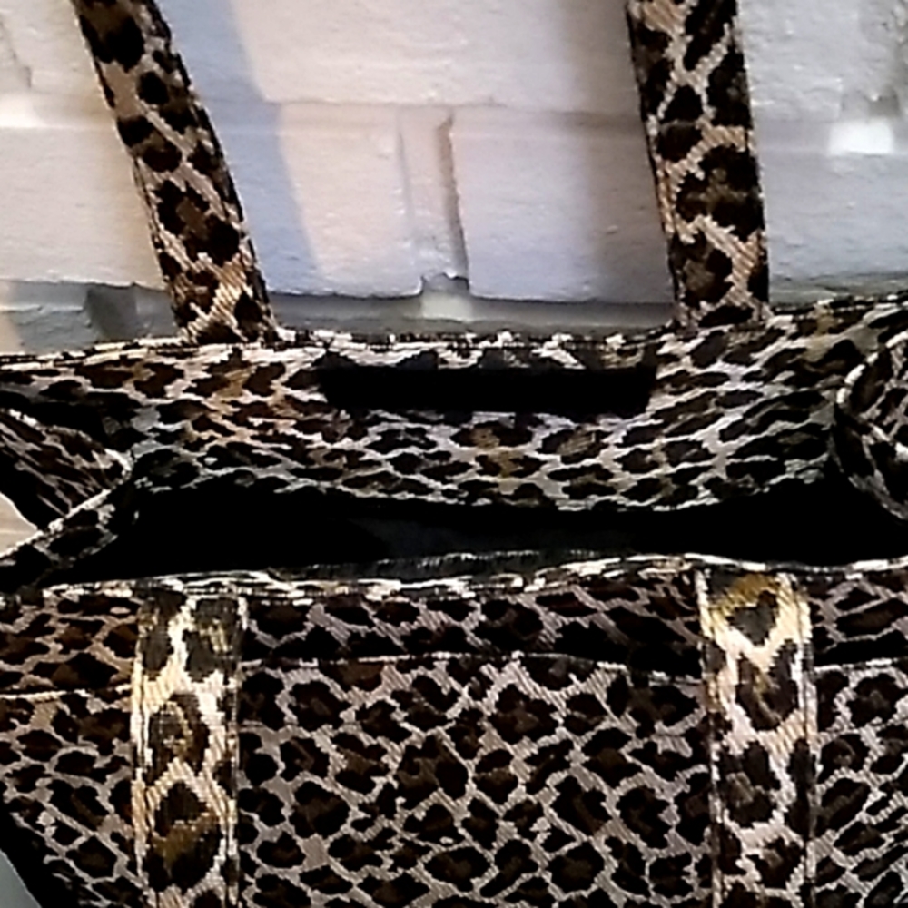 (38) Bag King Leopard Tote Bag & Change Purse. - Picture 7 of 13